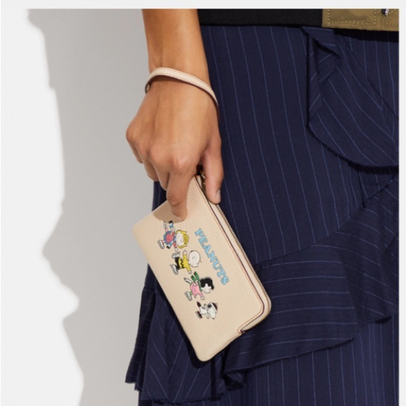 RARE Coach x Peanuts Friends Wristlet - Picture 7 of 8